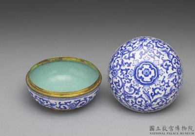 图片[2]-Copper box with painted enamel decor of blue flowers on a white ground, Qing dynasty, Qianlong reign (1736-1795)-China Archive